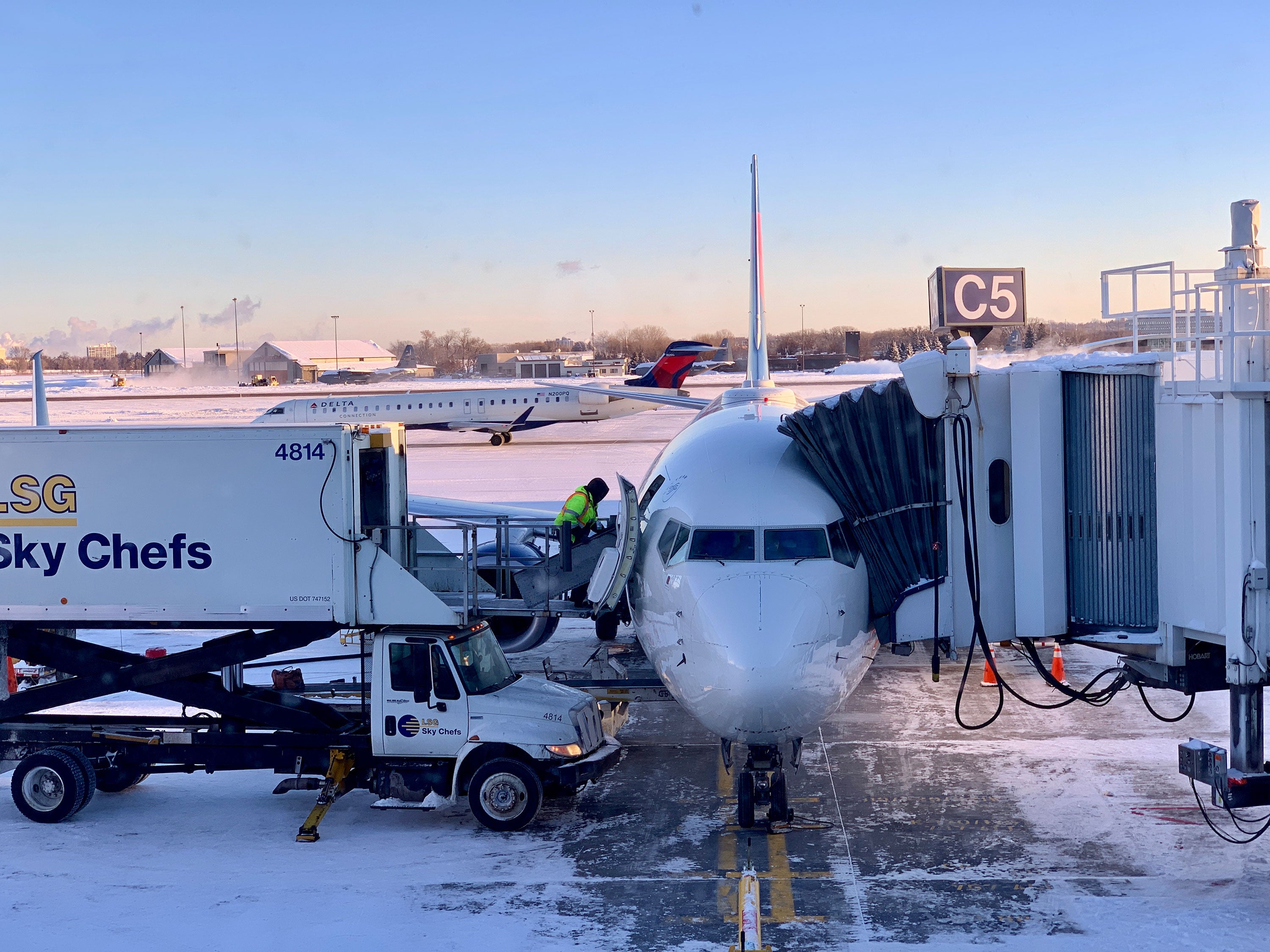 delta-airplane-jet-plane-msp-airport