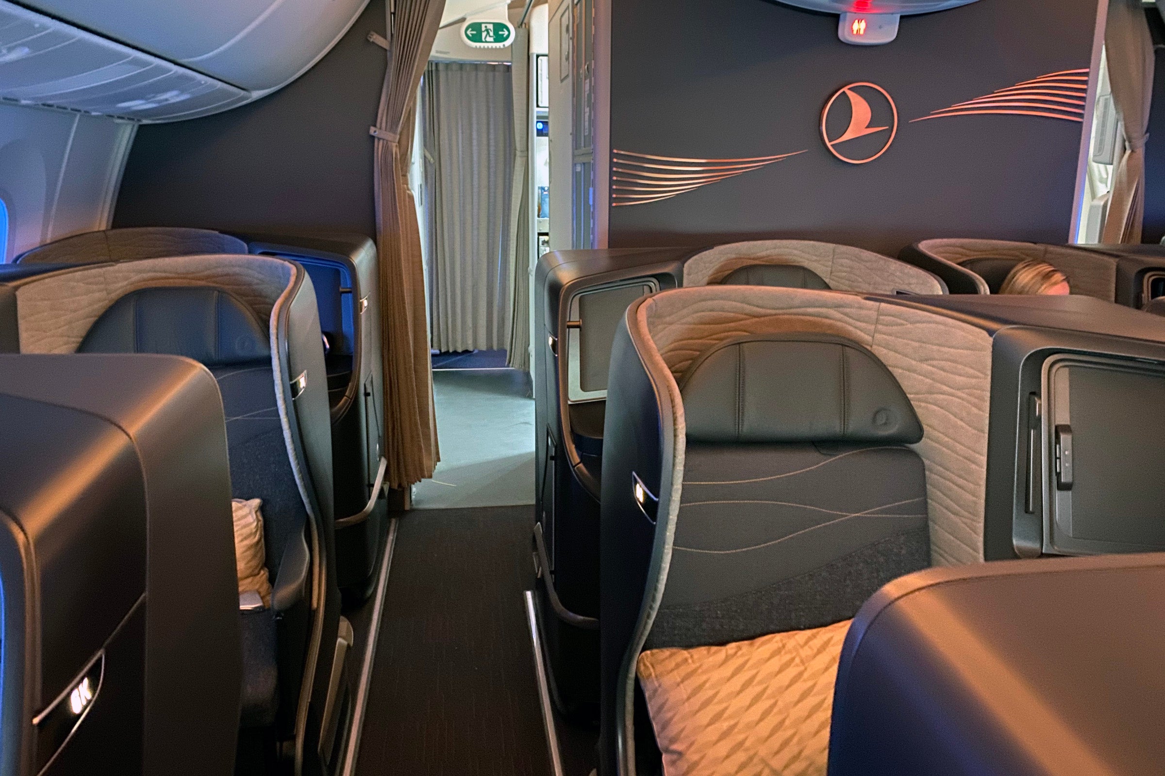 Reverse herringbone seats on Turkish Airlines Boeing 787-9.