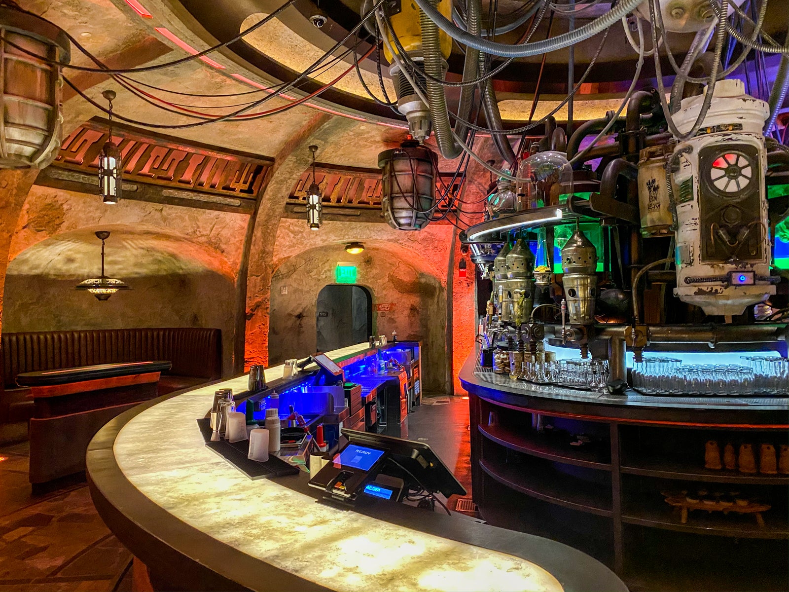 a view of the empty bar inside Oga's Cantina at Star Wars: Galaxy's Edge in Disney World