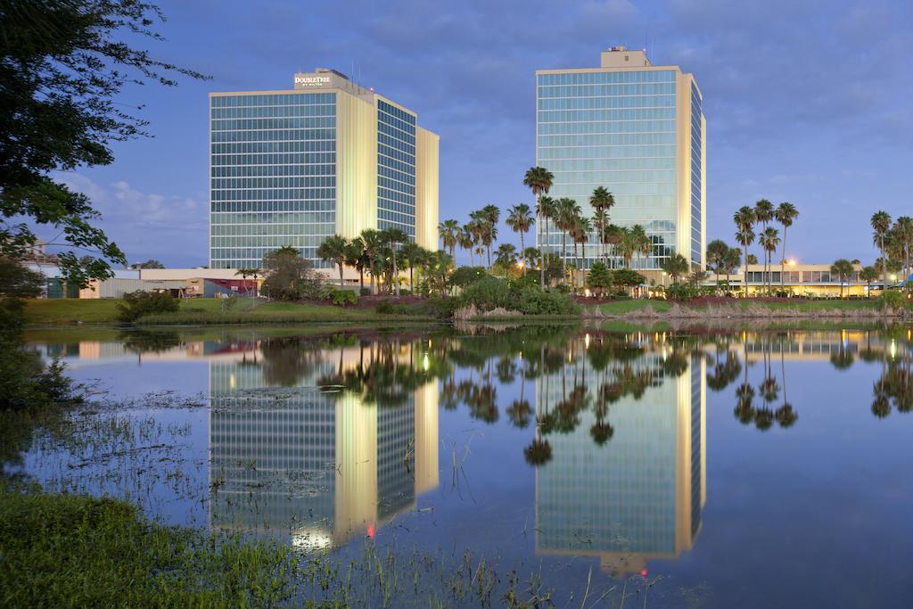 The DoubleTree by Hilton Hotel at the Entrance to Universal Orlando is super close to the theme parks. (Photo courtesy of Booking.com)