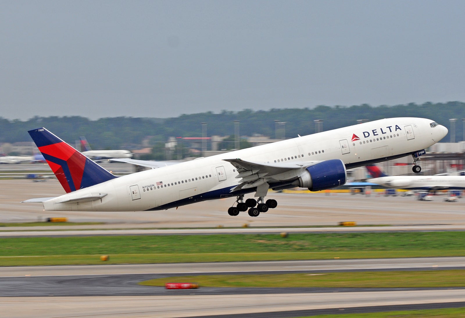 Delta SkyMiles Reserve Business card review: Sky Club access and 100,000 miles