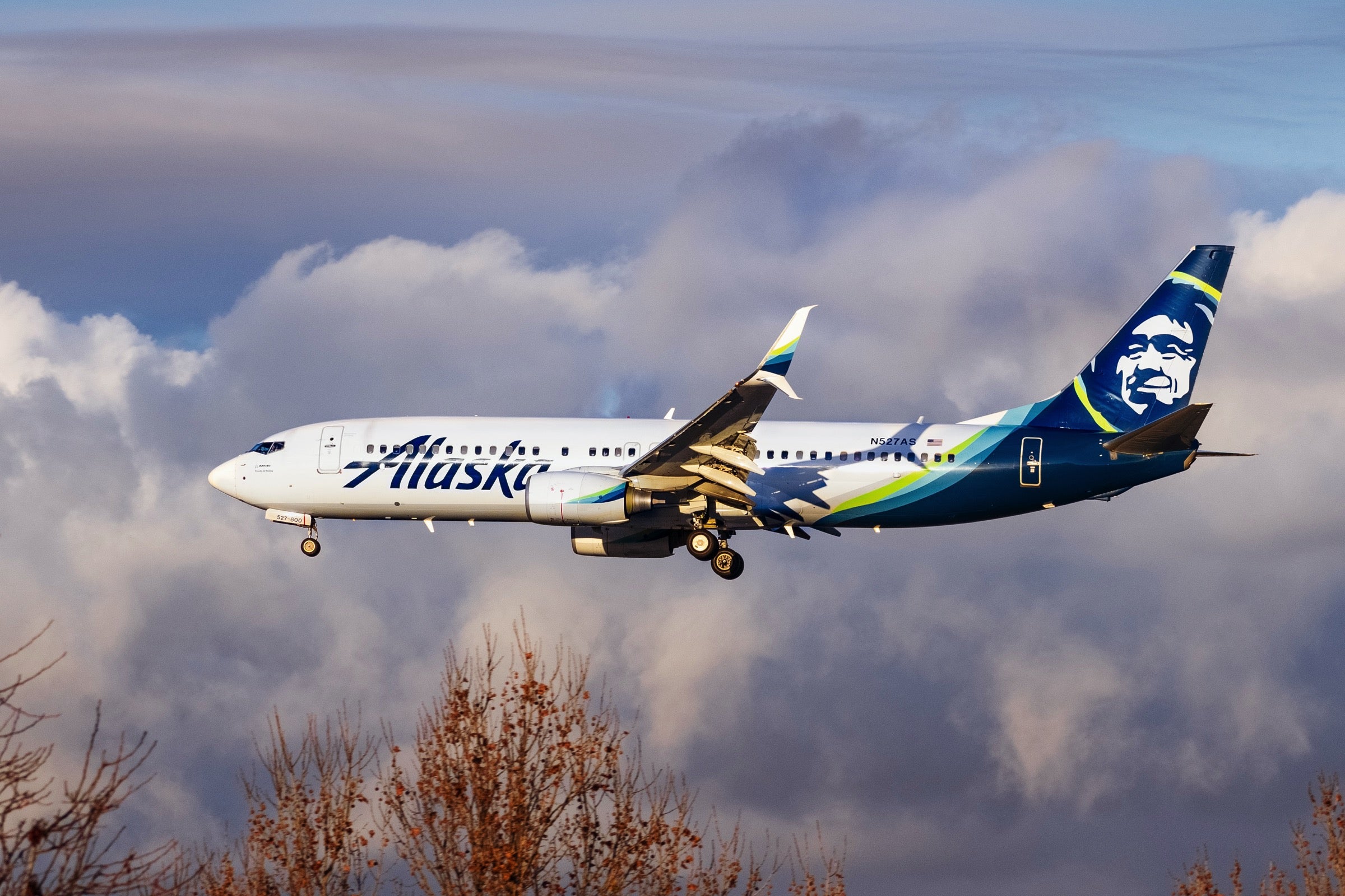 Alaska Airlines plane landing in San Jose