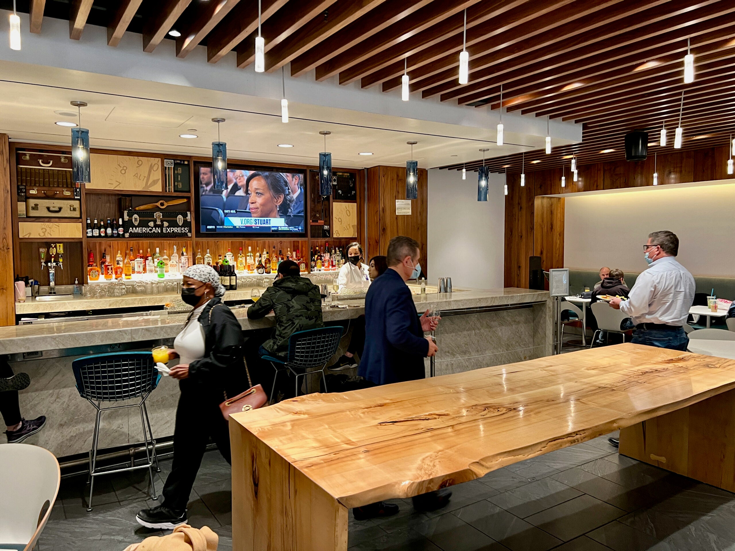 Amex lounge DFW bar