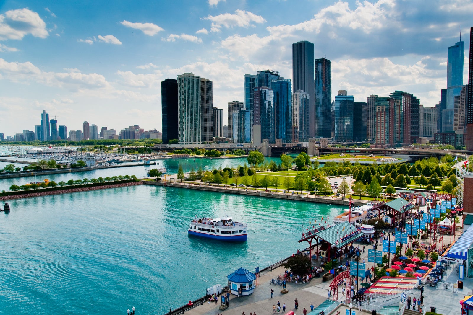 Chicago's navy pier and skyline
