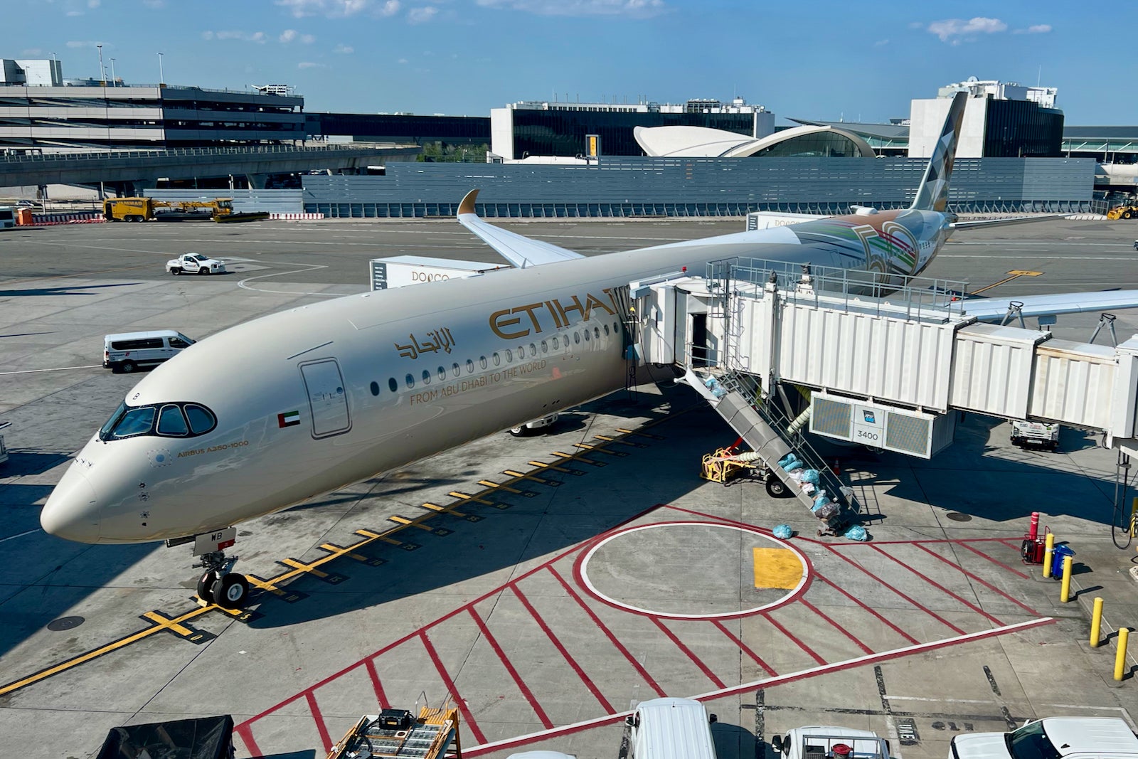 A Etihad plan docked at an airport