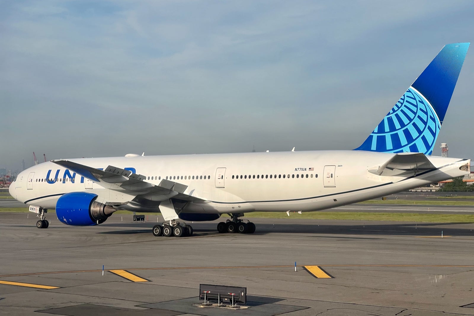 United Boeing 777-200