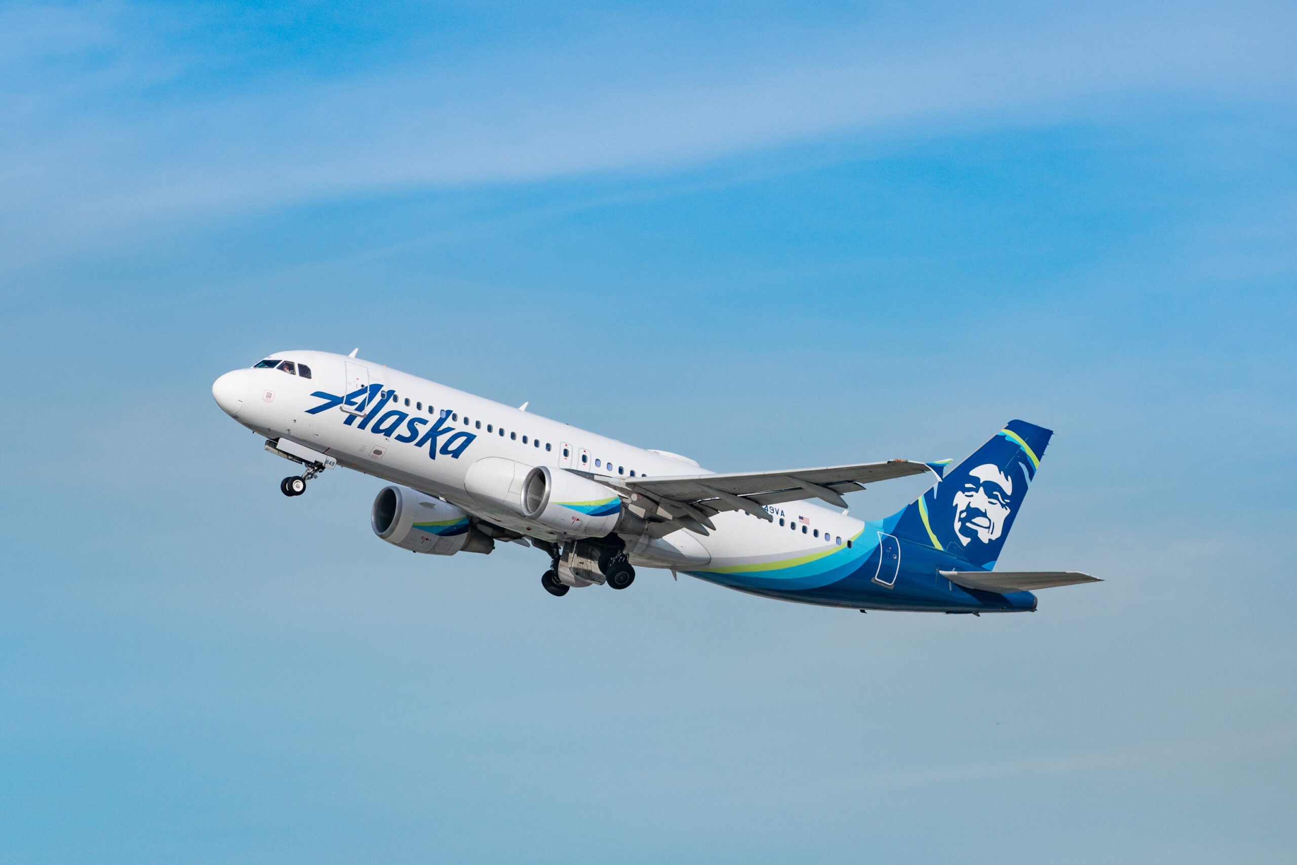 Alaska Airlines Airbus A320 taking off from LAX