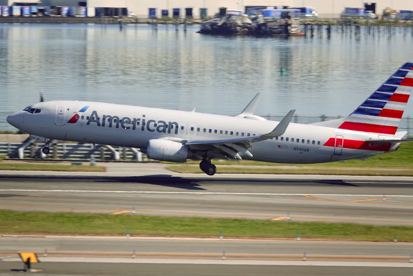 American Airlines Boeing 737-800 landing