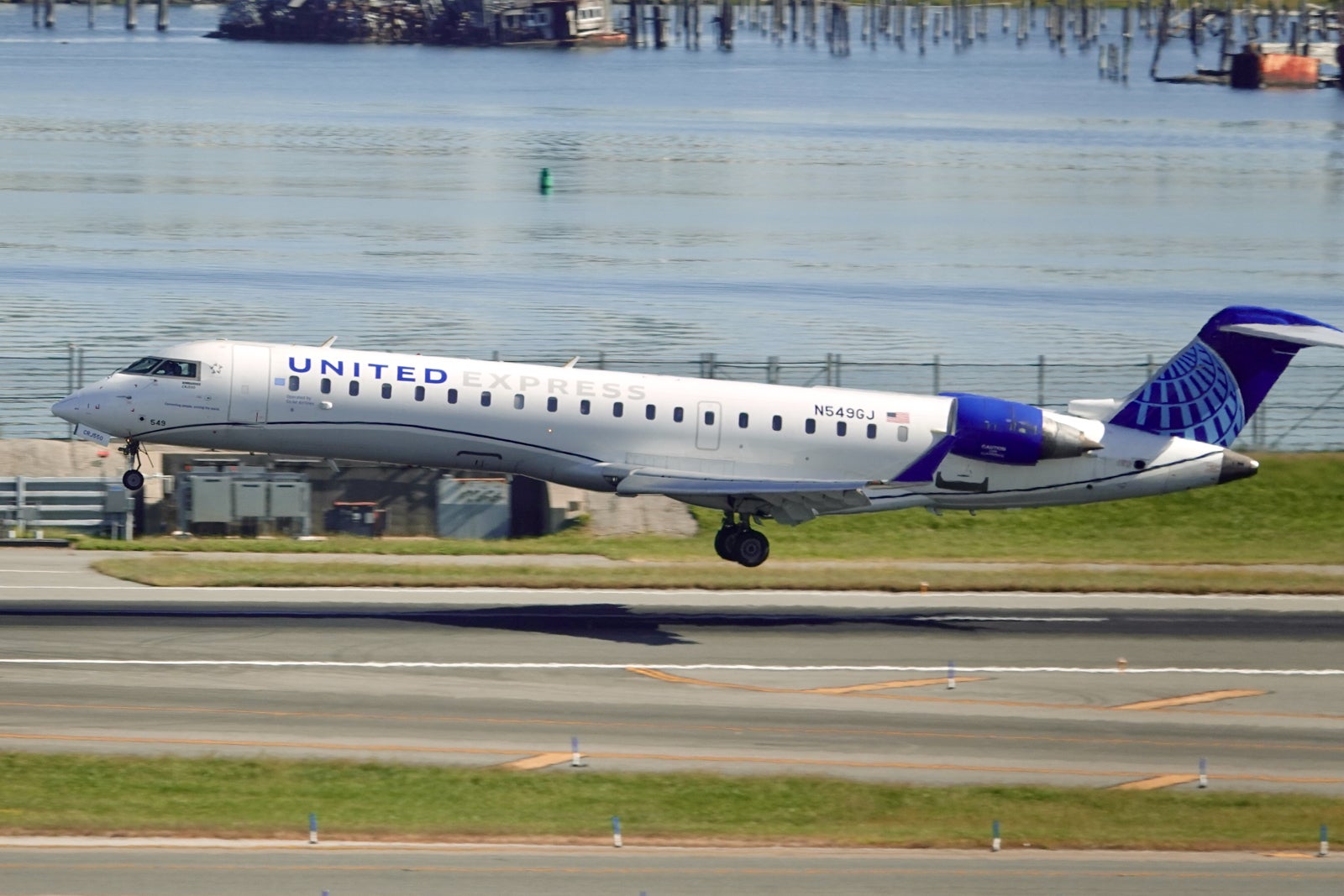 United Express CRJ550 taking off