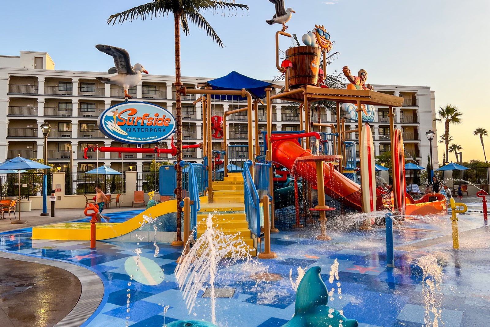 water jets and waterslides at the Surfside Waterpark at the Courtyard Anaheim Theme Park Entrance hotel