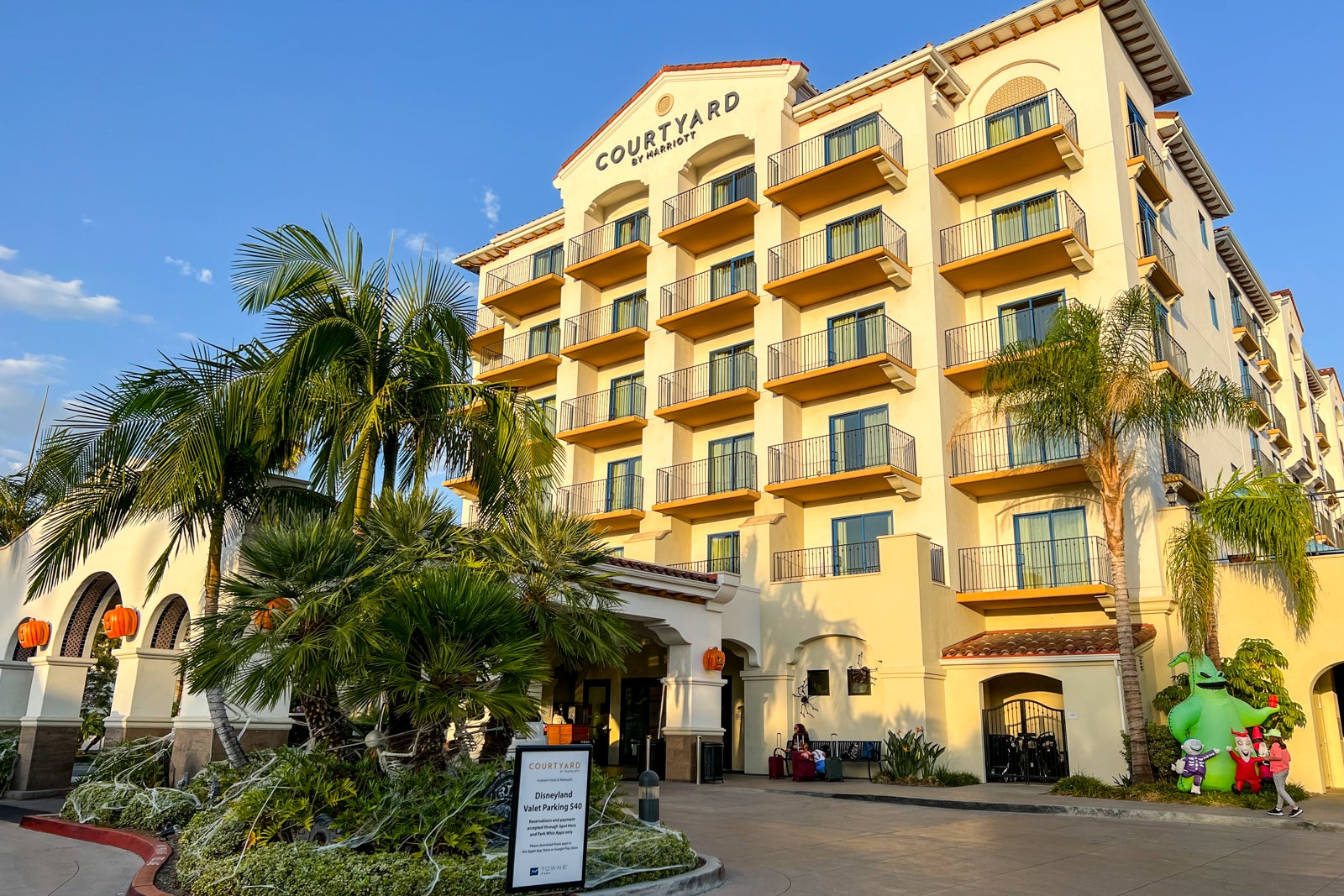 Marriott Courtyard Anaheim building