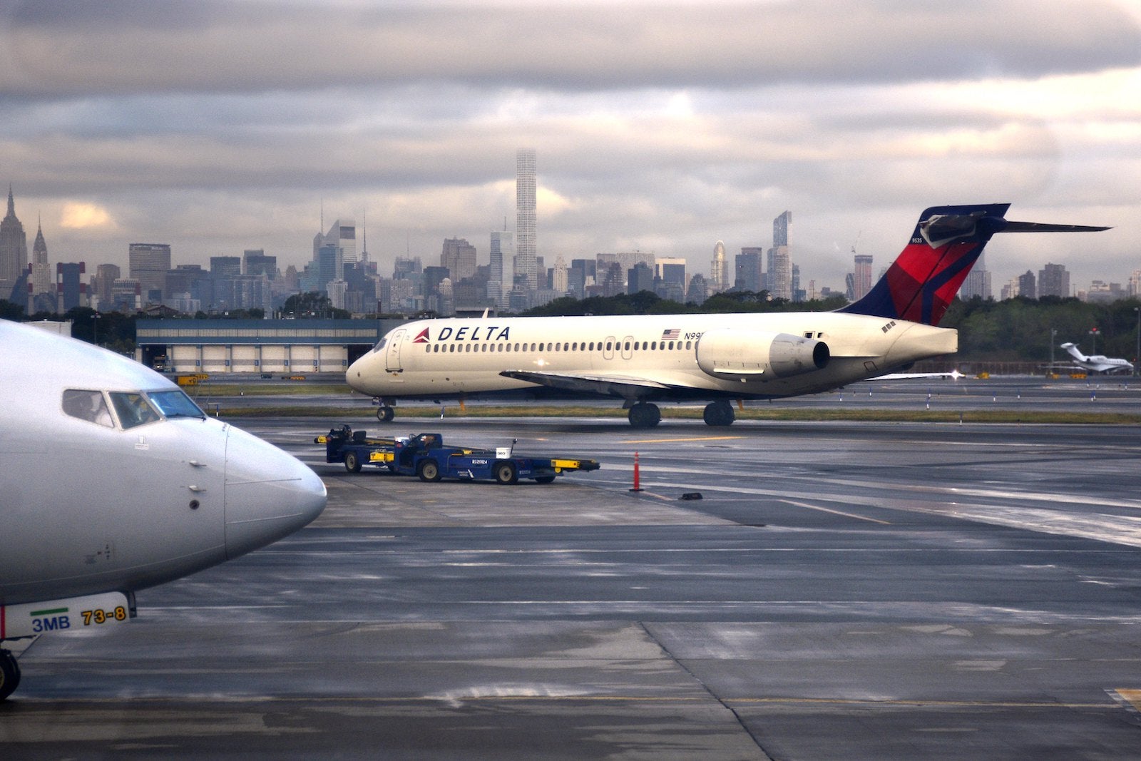 Delta planes on the runway in New York