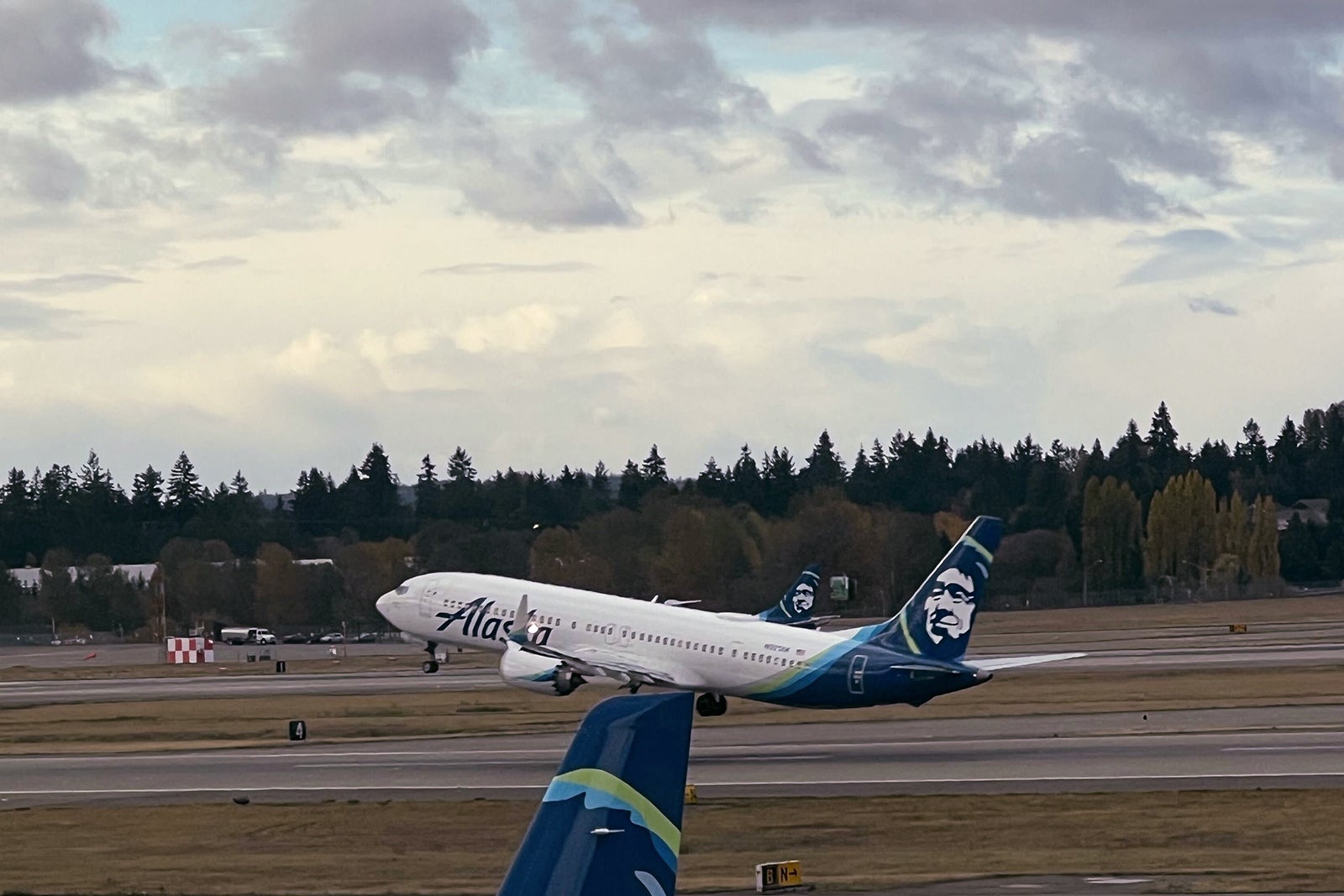 Alaska plane takes off from Seattle November 2022.