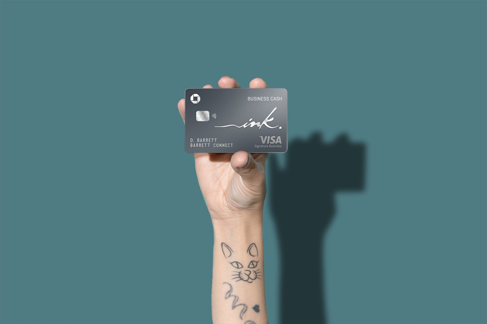 une main tient une carte de crédit - le Ink Business Cash de Chase