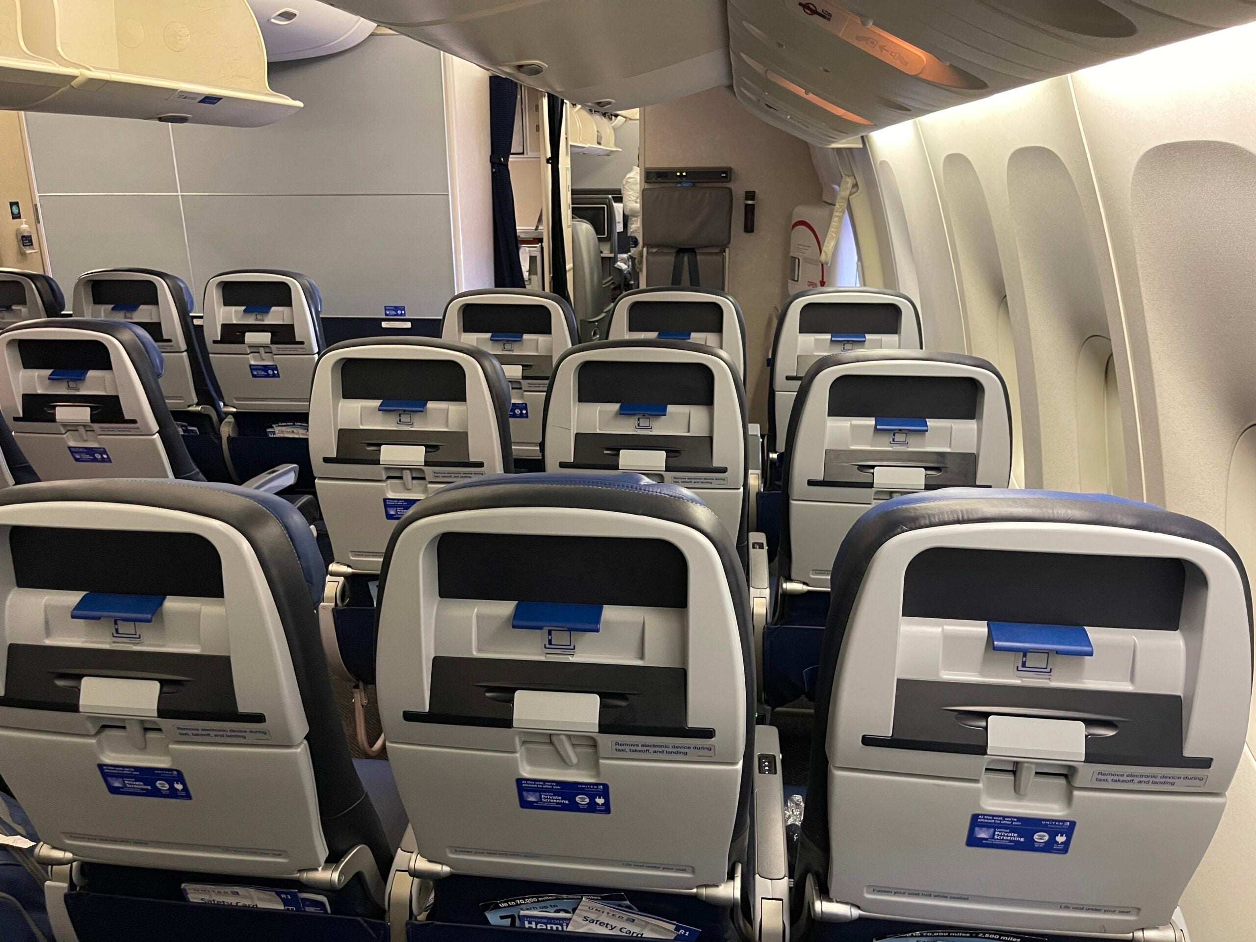 United Boeing 777-200 interior