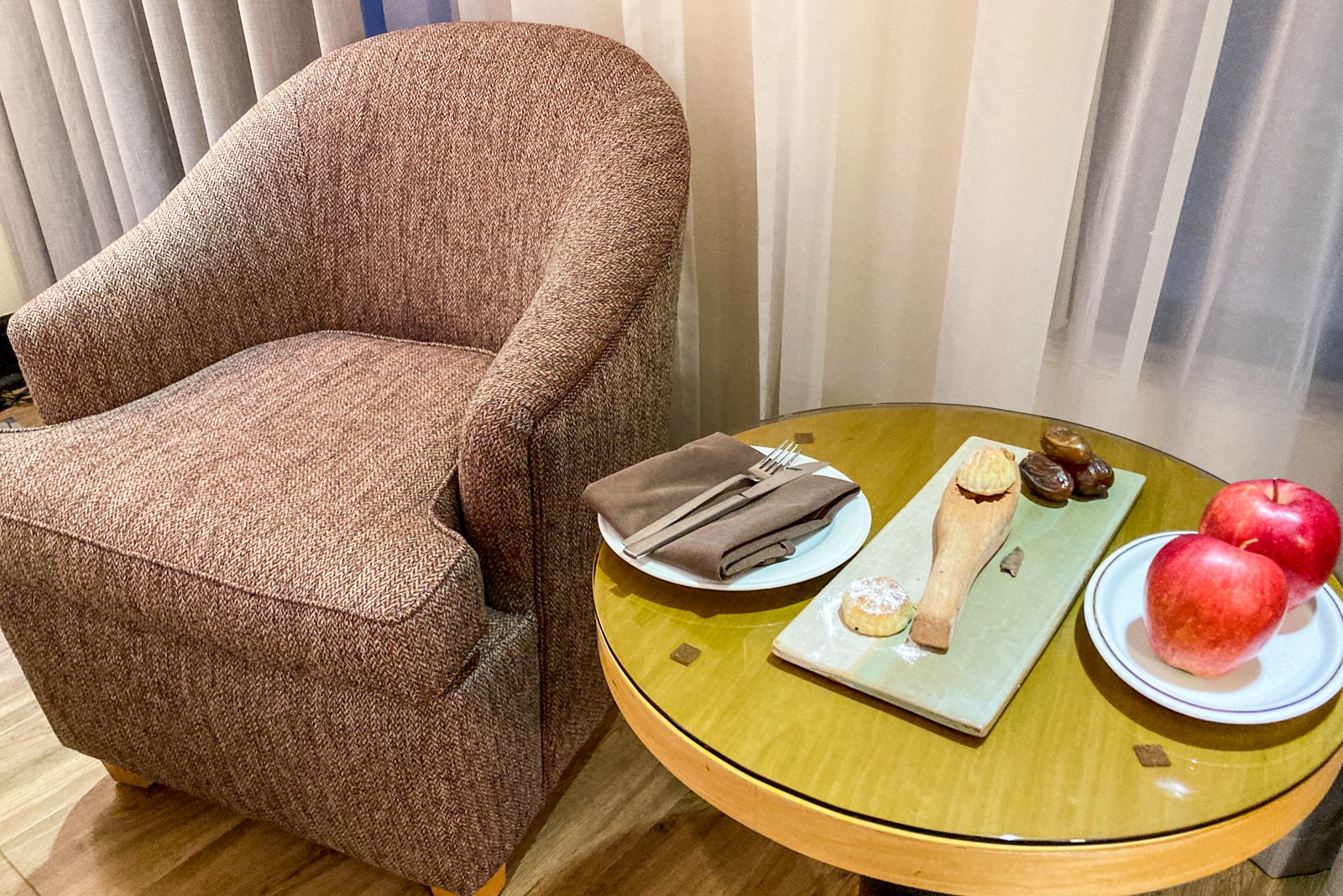 sweets waiting in a hotel room as a gift for the guest's elite status