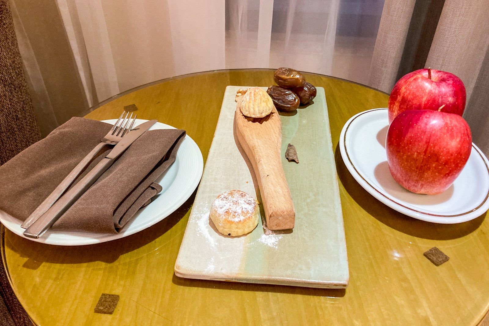 sweets waiting in a hotel room as a gift for the guest's elite status