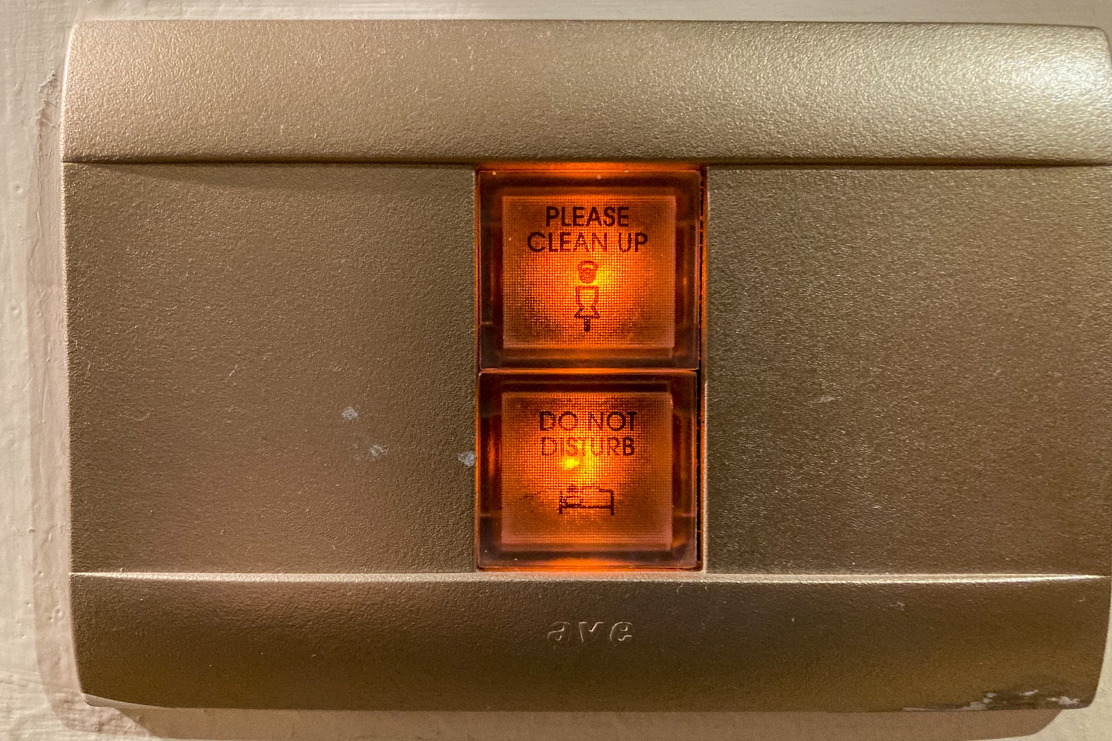 light-up indicators for wanting room service and for "do not disturb"