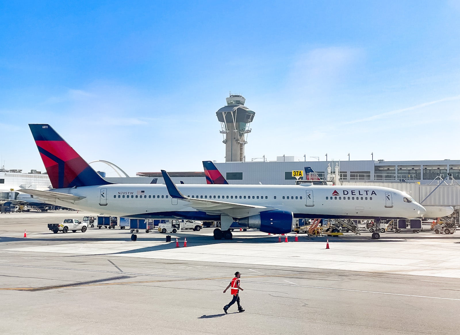 Delta Boeing 757-200 at the gate in Los Angeles