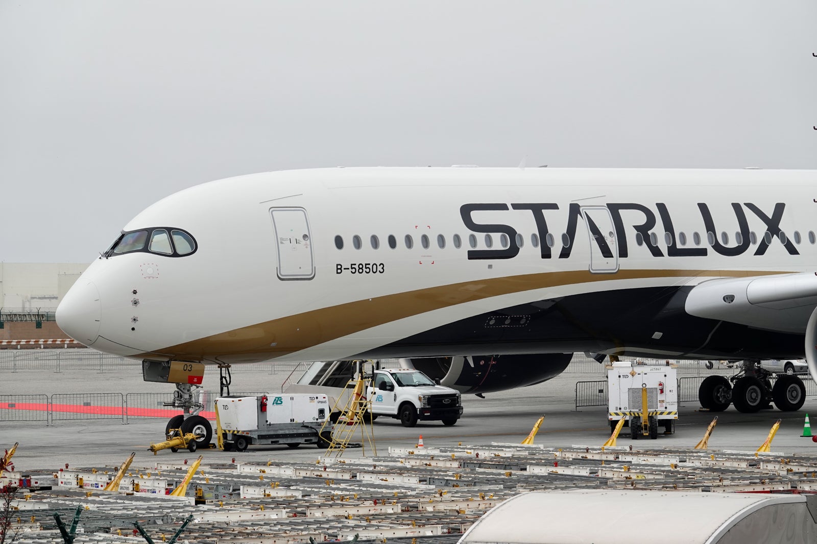 starlux plane