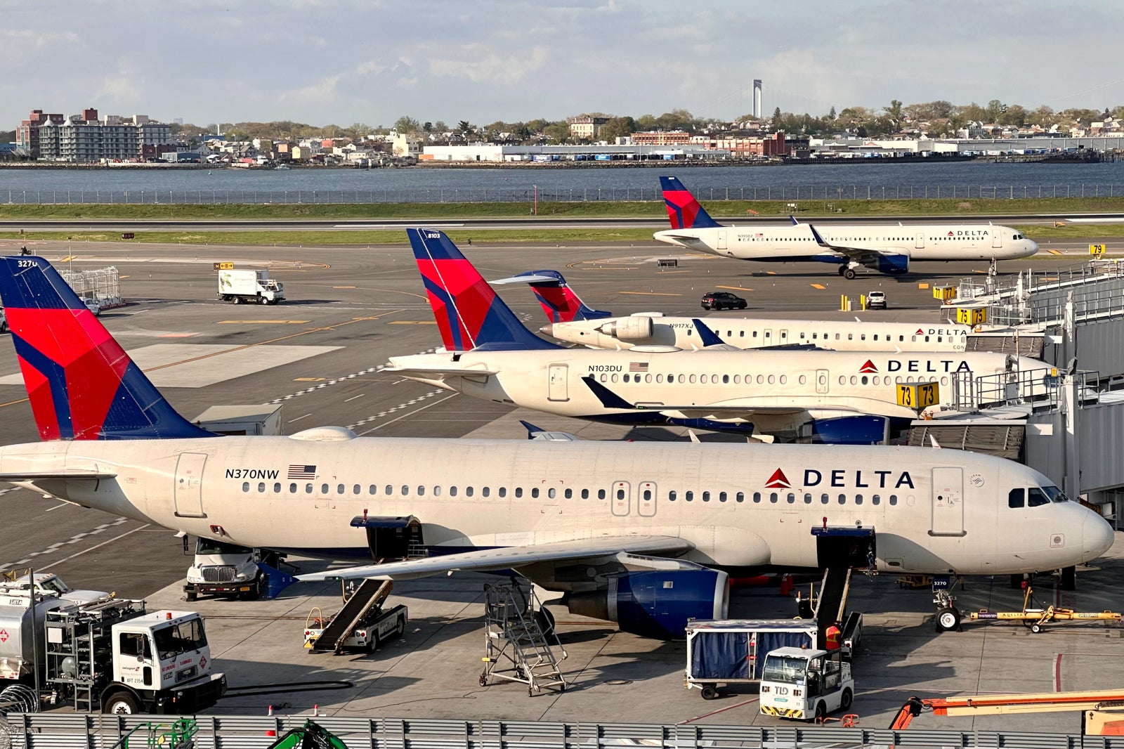 Delta Planes New York LGA LaGuardia Airport