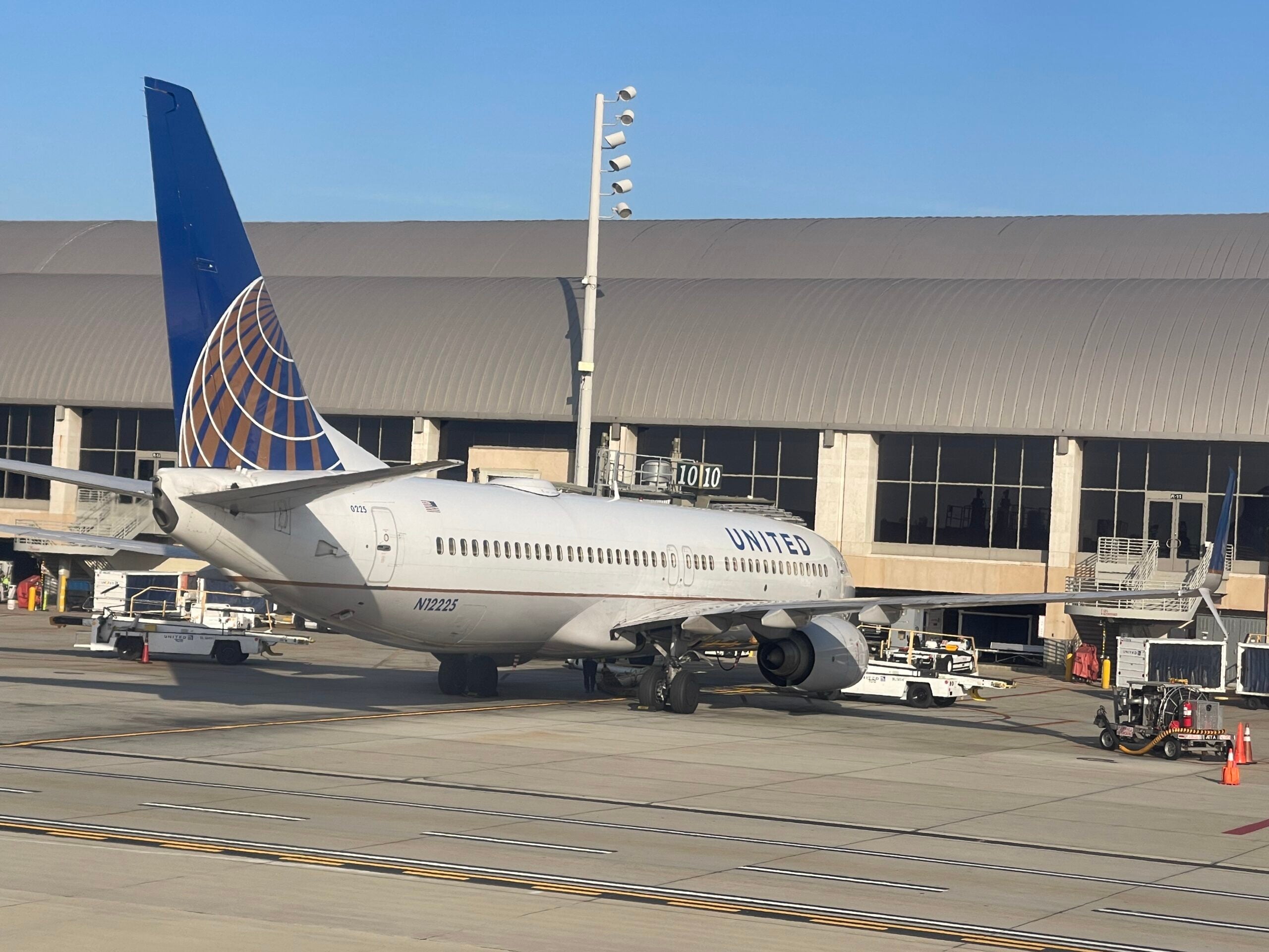 United Airlines Boeing 737-800 at gate