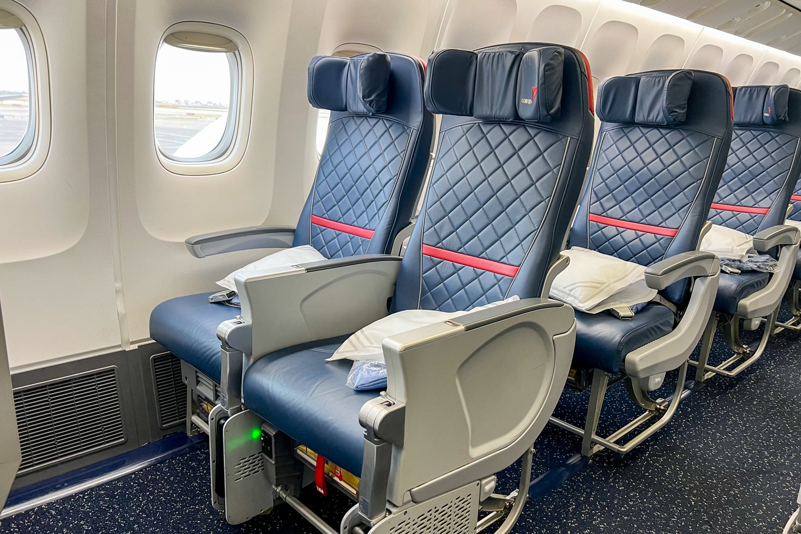 Delta economy-class seats