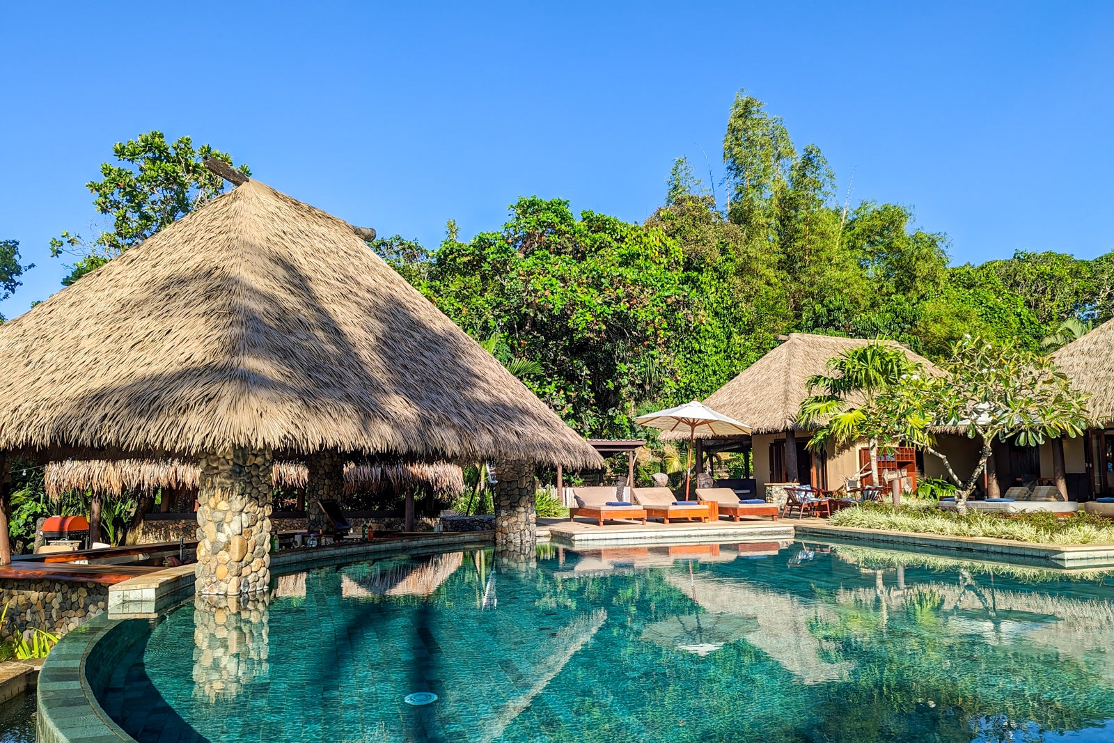 Nanuku Resort Fiji pool bar