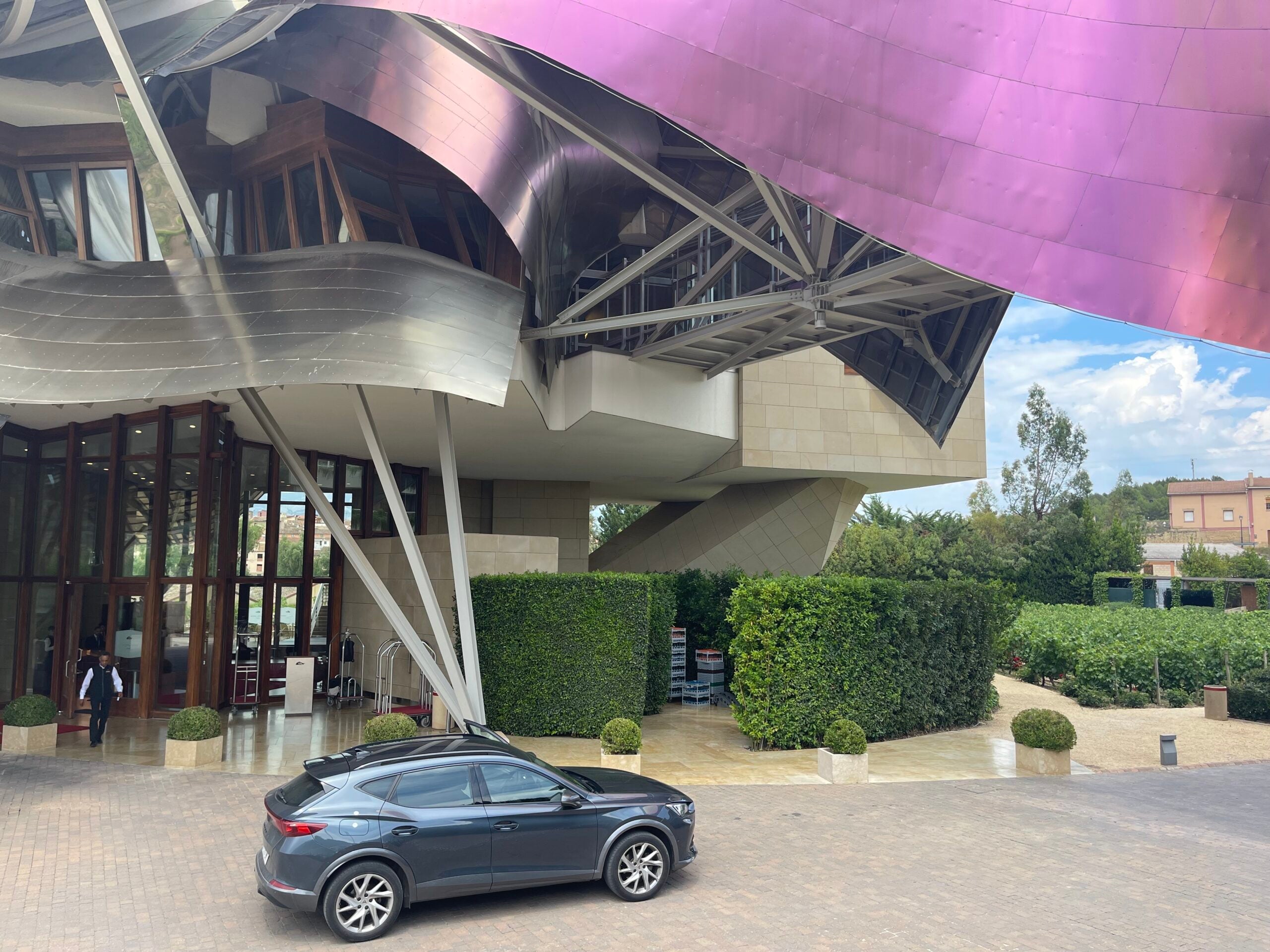 Hotel Marques de Riscal driveway