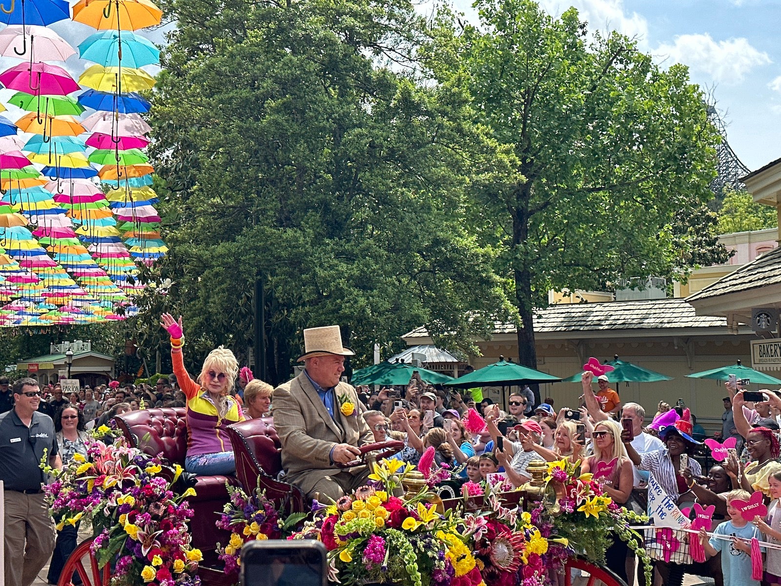 dolly parton waving at parade