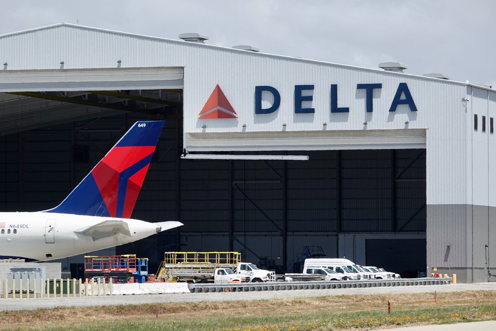 Delta Hangar LAX Boeing 757