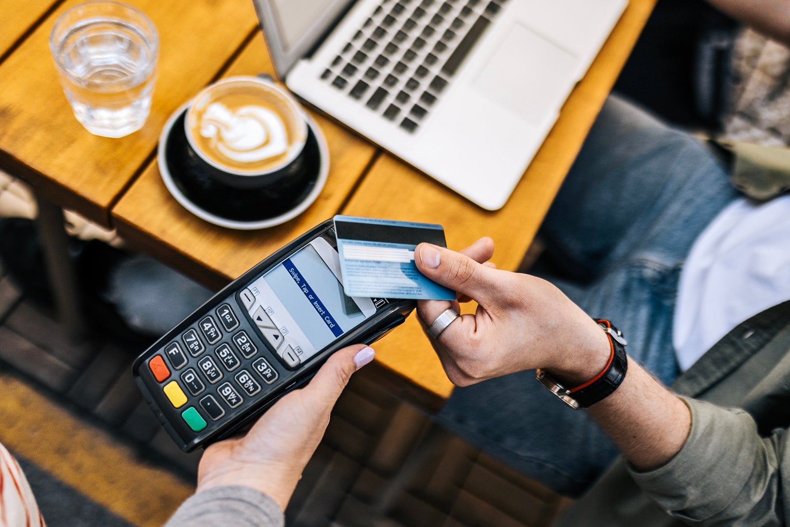 Person paying for a purchase with a credit card.