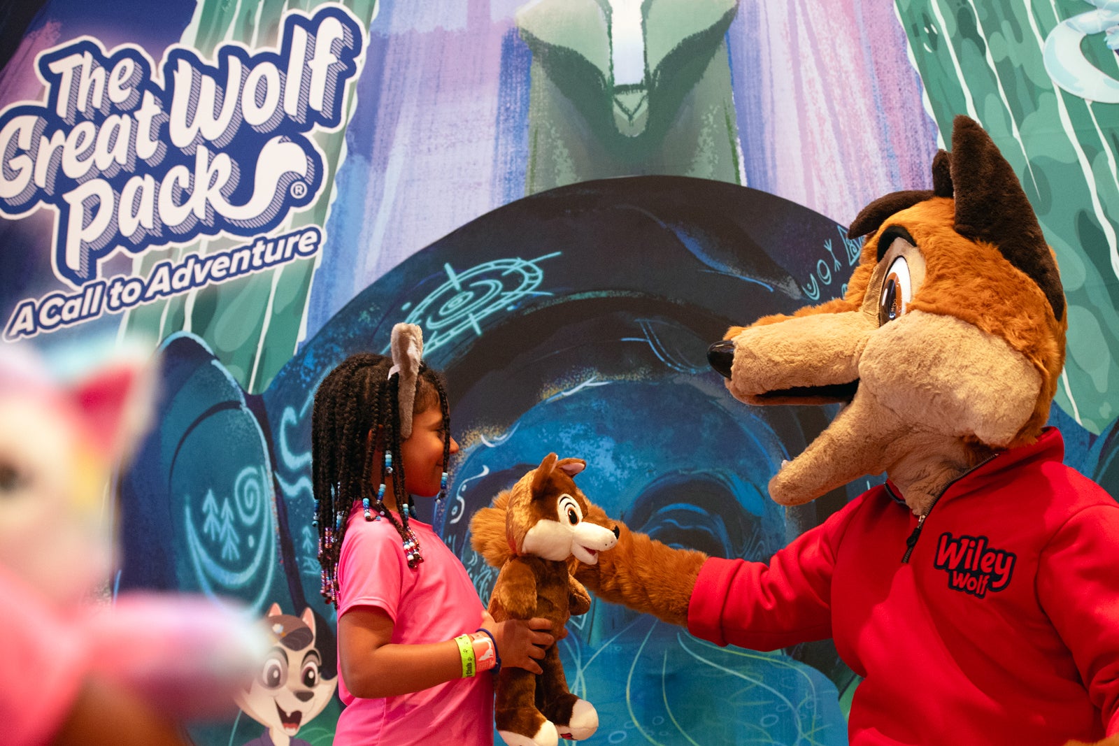 Wiley Wolf meets a little girl and her stuffed wolf at Great Wolf Lodge Maryland