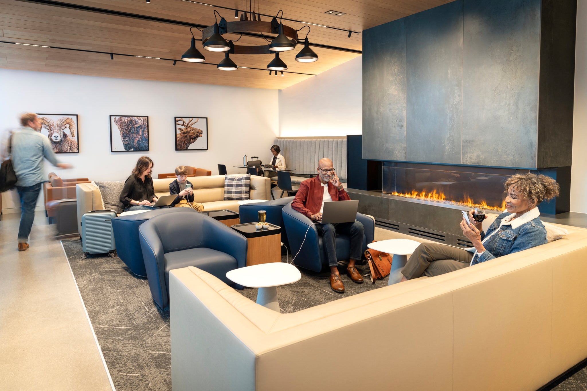 United provided these photos of its now-open United Club in Denver's A-West concourse.