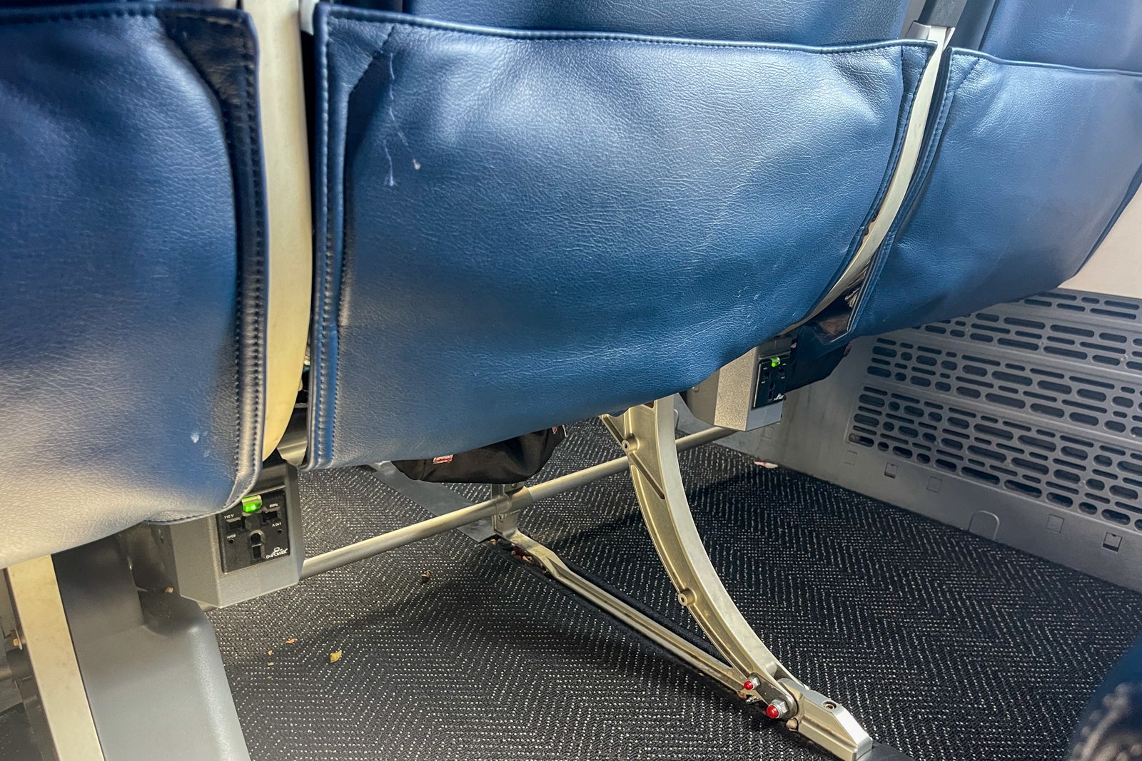 United Boeing 737 MAX 9 power outlets