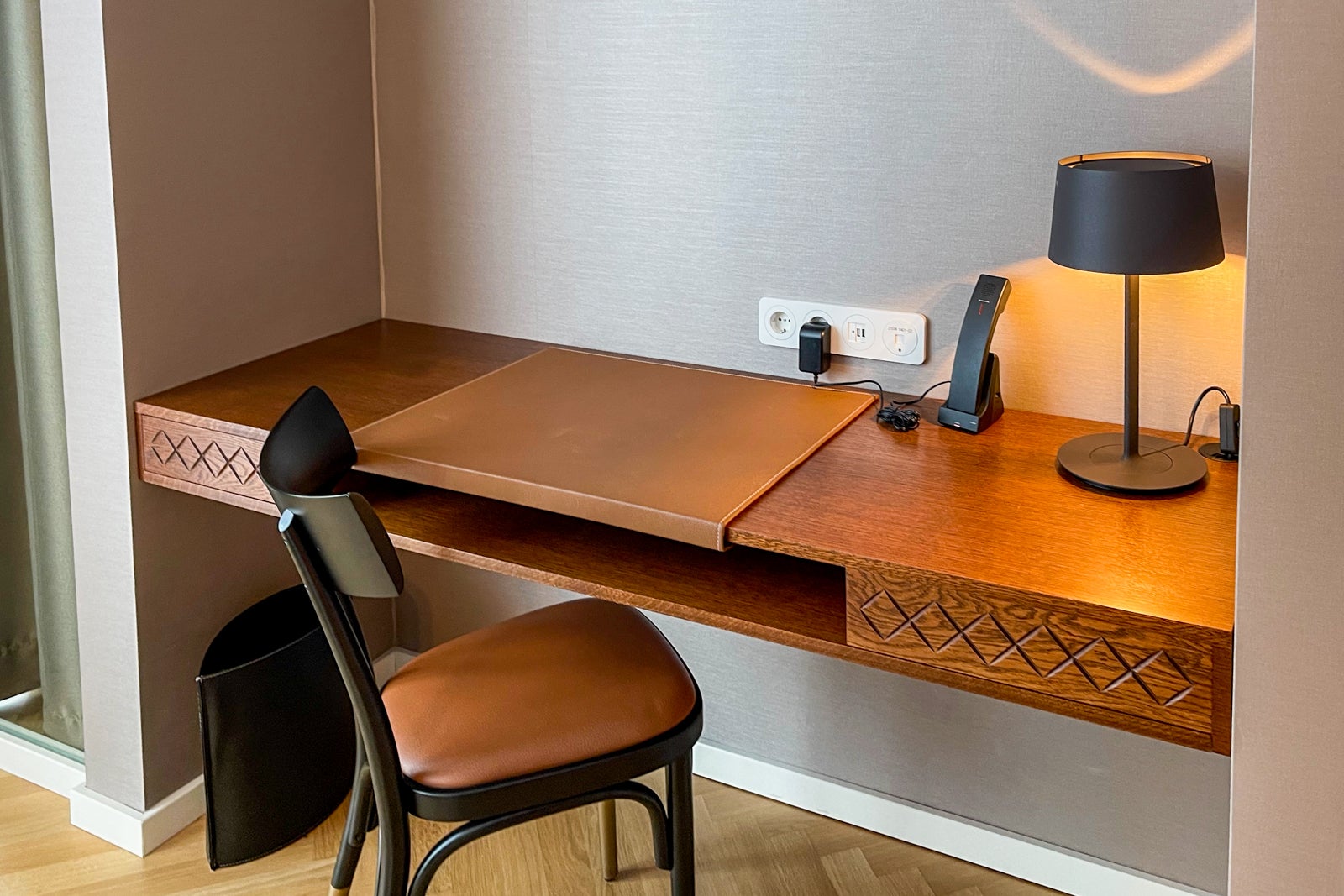 Writing desk and chair in Andaz Deluxe Suite at Andaz Vienna