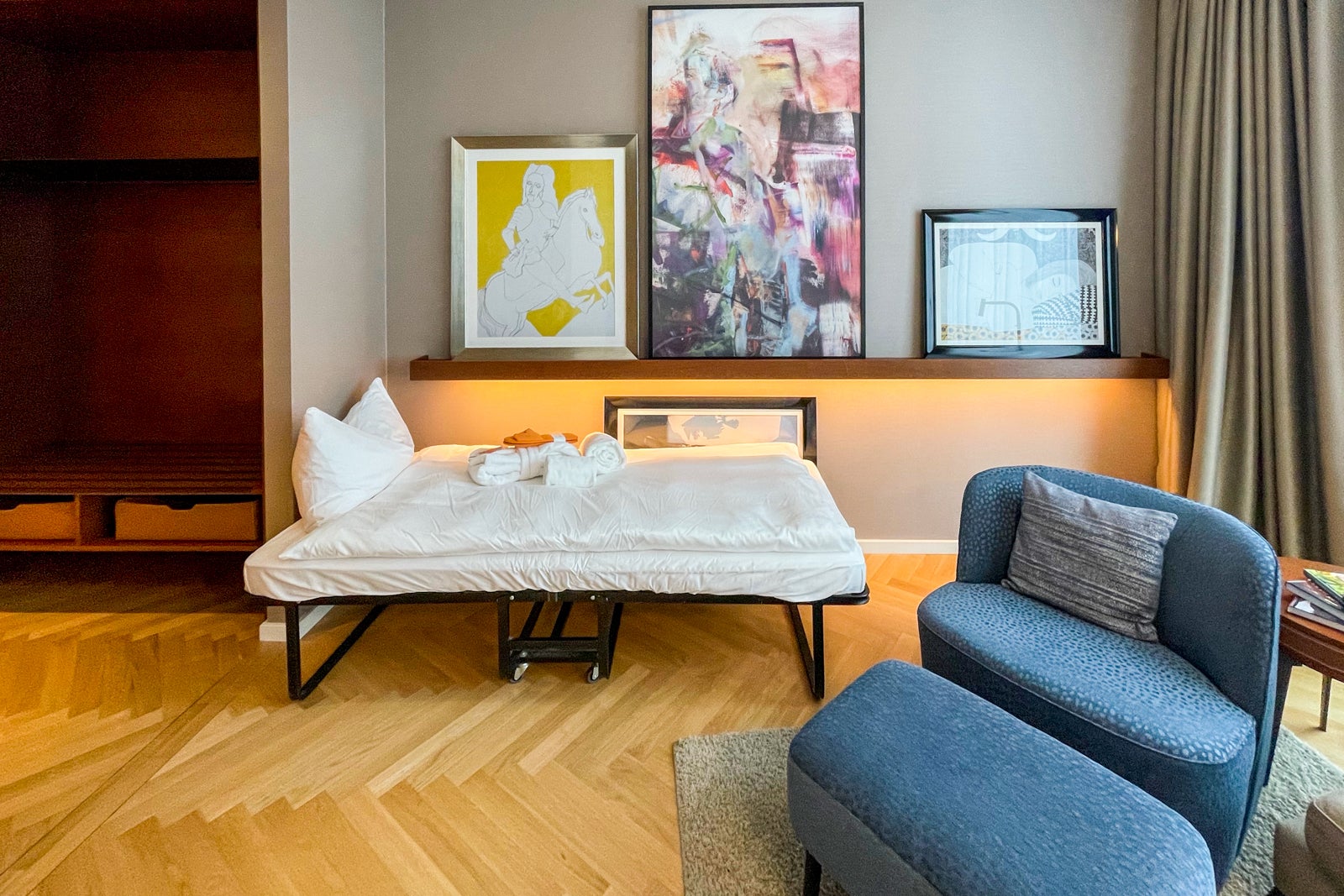 Rollaway bed and artwork in Andaz Deluxe Suite at Andaz Vienna