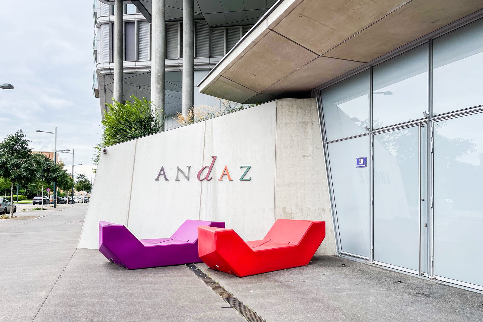 Purple and red benches at the Andaz Vienna entrance