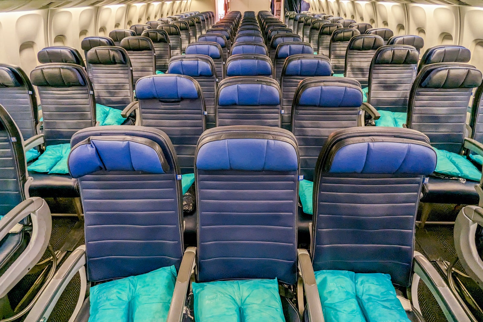 United Boeing 767-300ER economy cabin