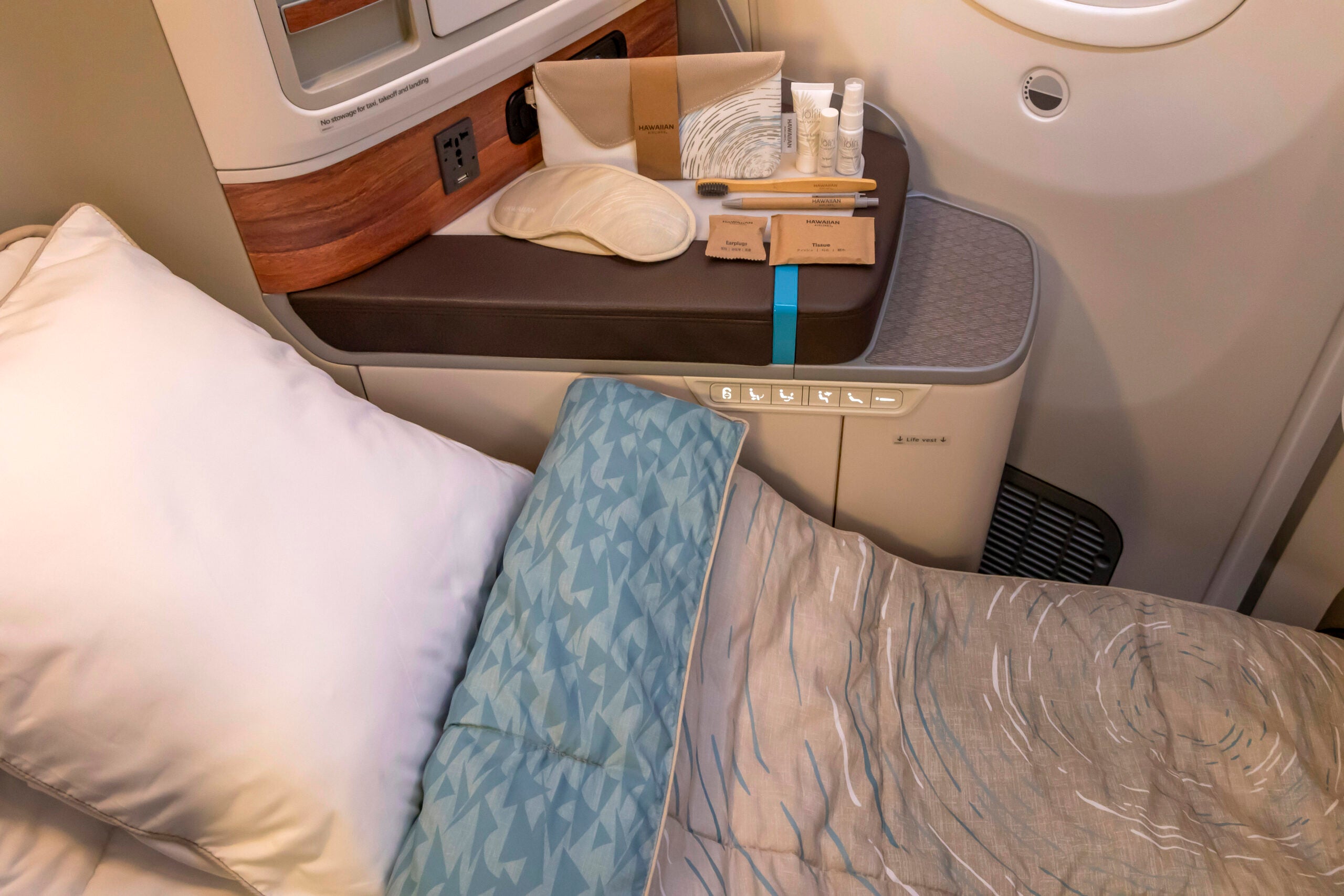 Mattress pad, blanket and pillow for business class cabins