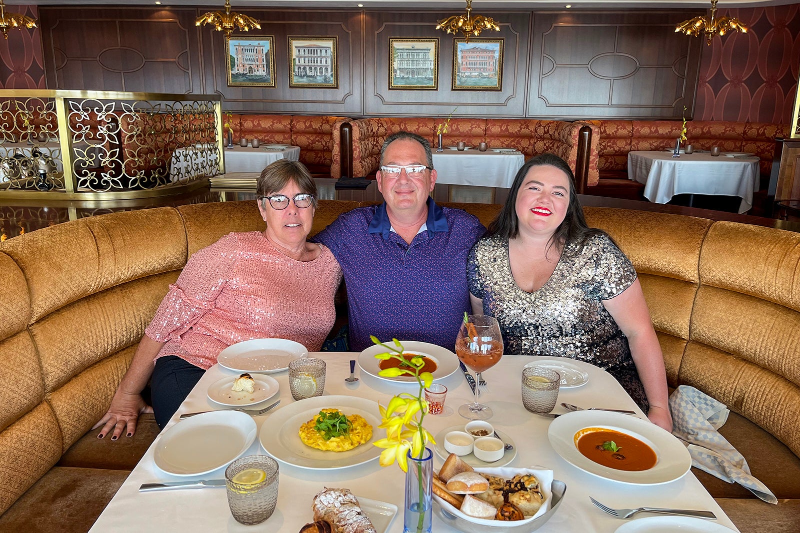 Family dining on Disney cruise