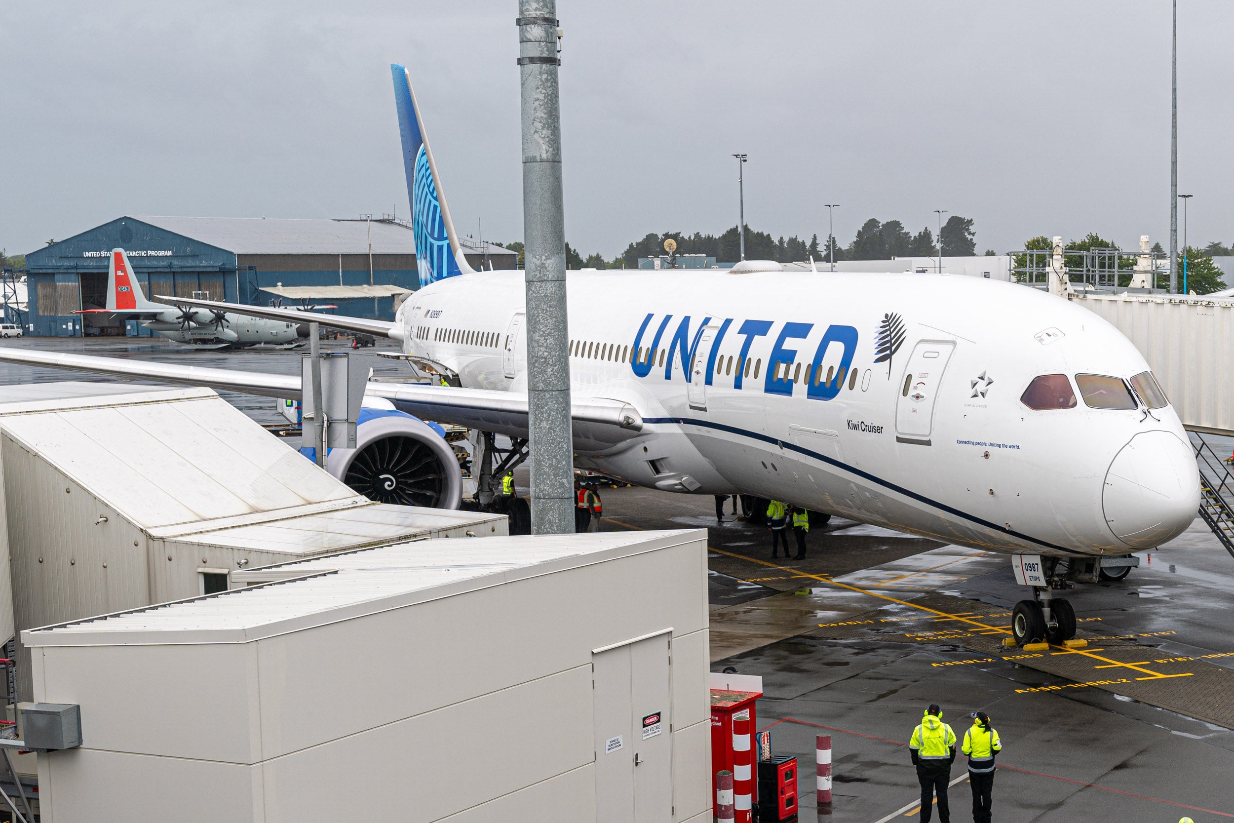 united plane