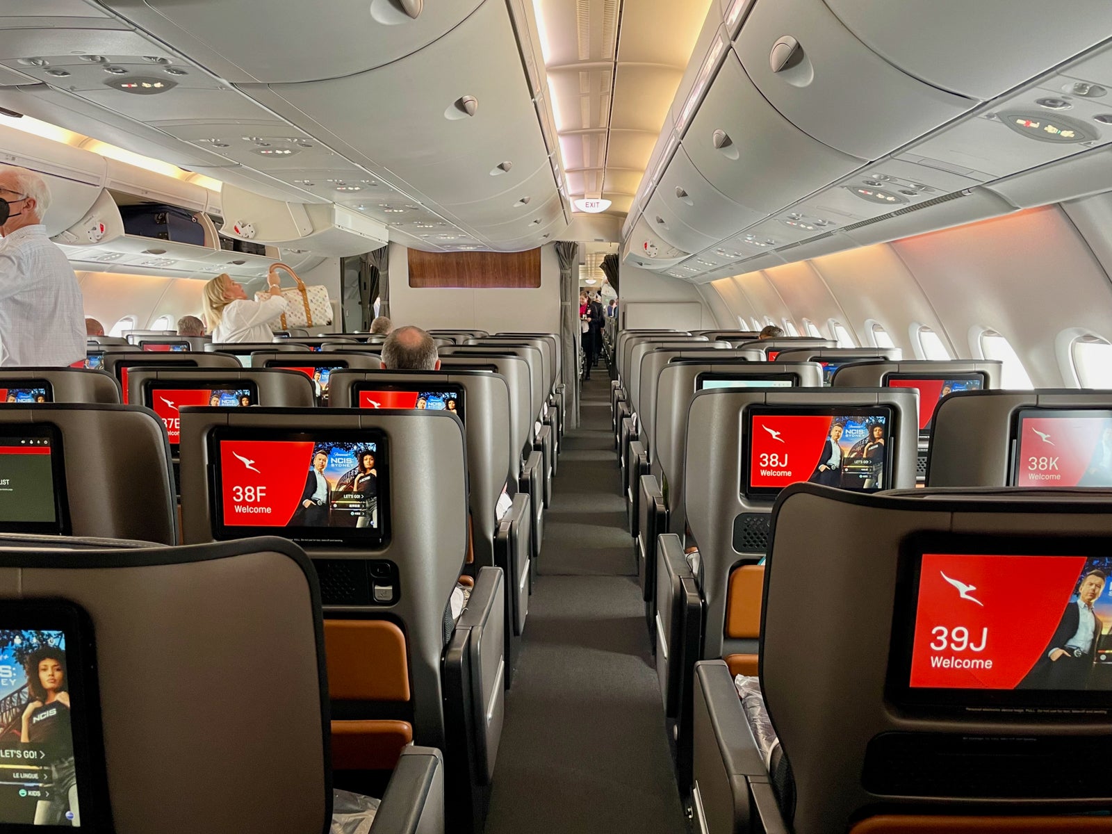 Qantas Premium Economy Review: A Detailed Look at the Pros and Cons of Flying Qantas Premium Economy