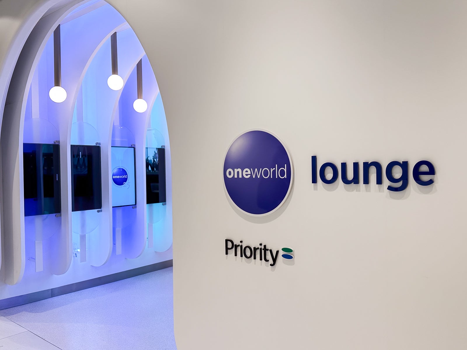oneworld lounge priority entrance