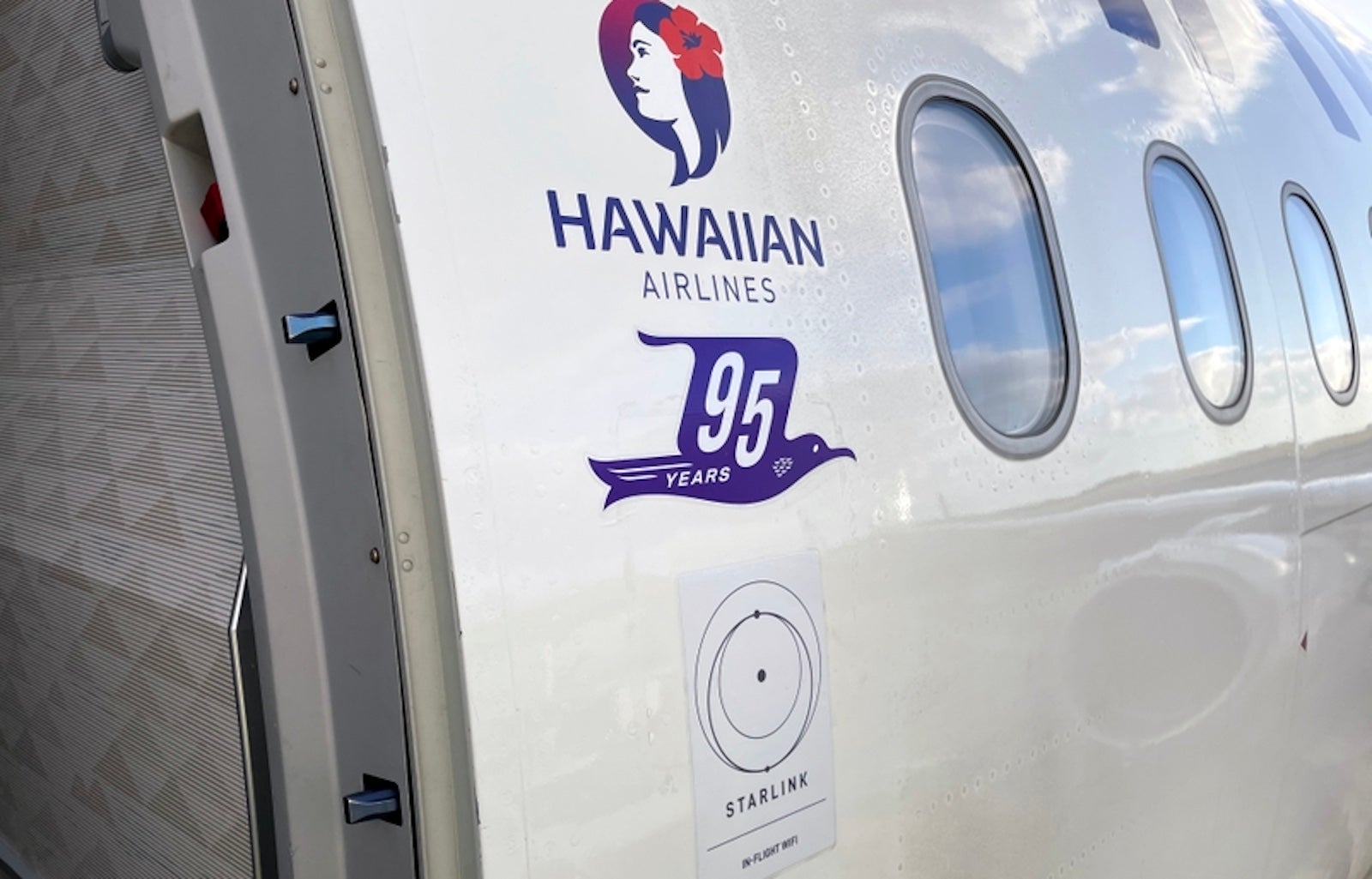 A Hawaiian Airlines Airbus A321neo outfitted with a Starlink decal