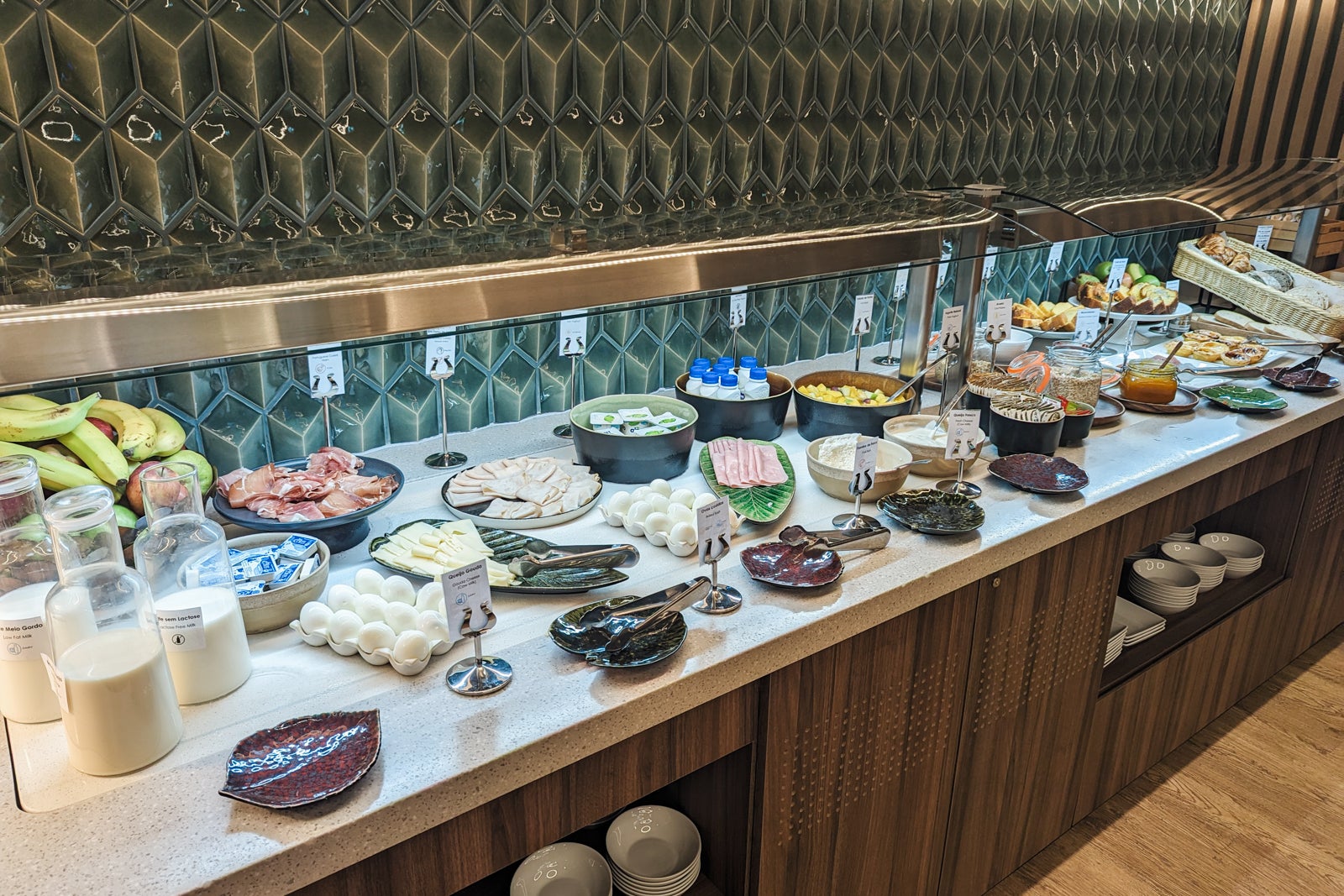 TAP Premium Lounge buffet