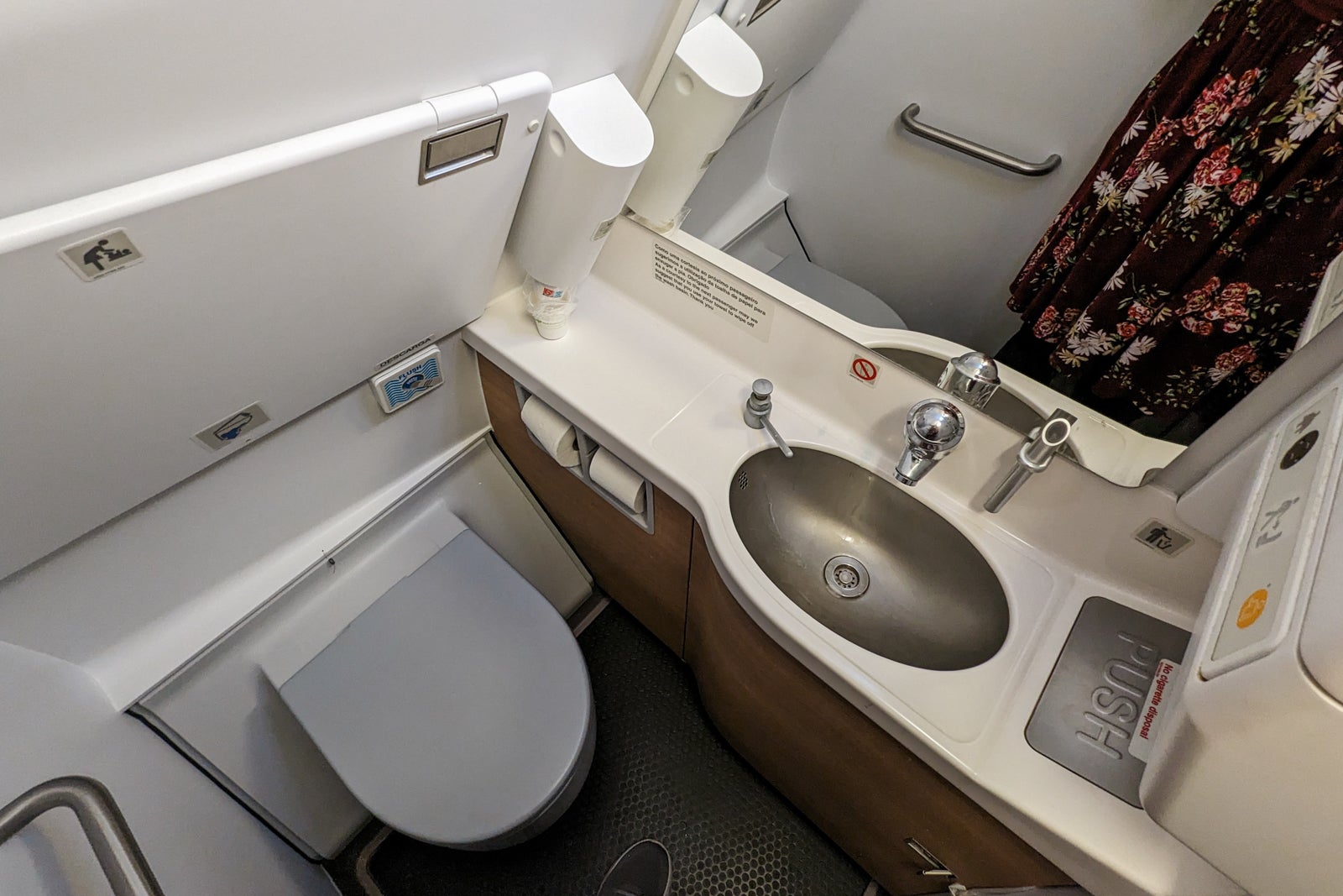 TAP Air Portugal business class bathroom