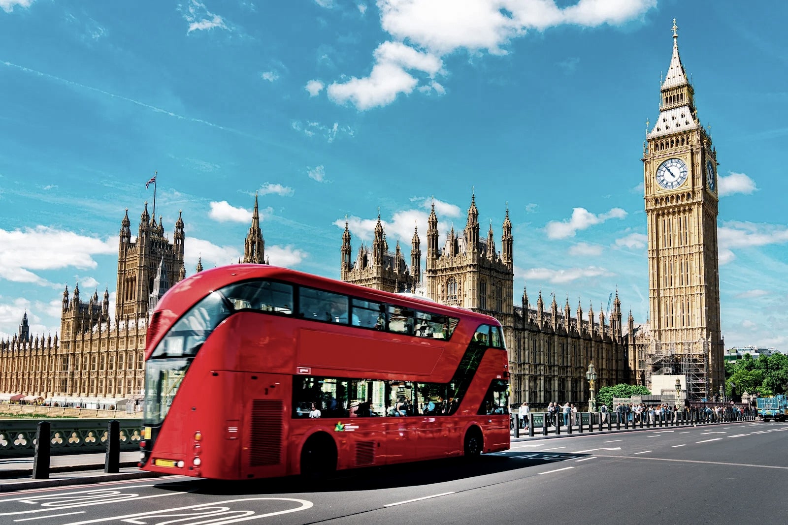 Big Ben in London and traffic on Westminster Bridge