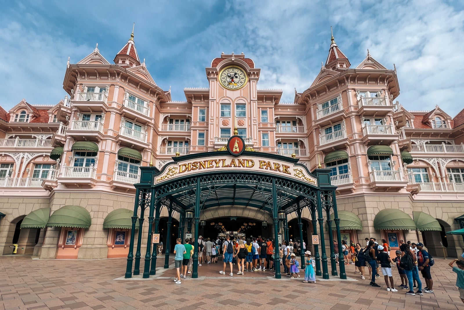 Updated Ultimate Guide to Disneyland Paris: Tips for First-Time Visitors