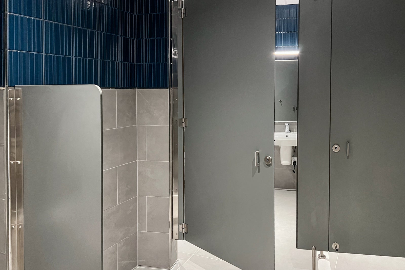 bathroom at Lufthansa lounge at Newark Liberty International Airport